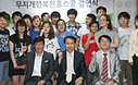 패션그룹형지는 아동지역센터, '무지개행복한홈스쿨' 과 결연을 맺고 다문화가정의 어린이 교육을 후원했습니다.