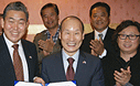 최병오 회장은 미국 현지에서 LA한인의류협회와 MOU를 체결하고 업무 교류와 협력을 추진하기로 했습니다.