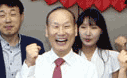 임직원들은 CEO 생일을 맞이해 손수 쓴 축하카드와 선물을 준비해 깜짝 이벤트가 진행했습니다.