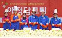 패션그룹형지는 드라마 '엄마'의 이세창, '내딸, 금사월'의 김희정 및 이연두와 함께 김장나눔행사 '애정담그미'를 진행했다. 임직원 100여명이 동참해 김장김치 1,500여 포기를 담가 국내 결연가정 400가구에 전달했습니다.